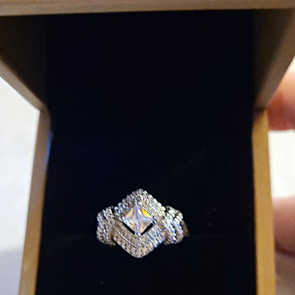 NIB 925 Sterling Silver Princess Cut Halo Crossover Ring size 7.5